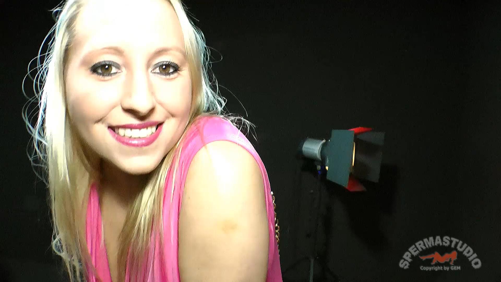 Natalie creampie in pink / Натали в розовом получает сперму